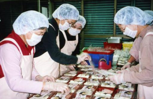 写真:豆っこ汁製造の様子(保原町商工会女性部)